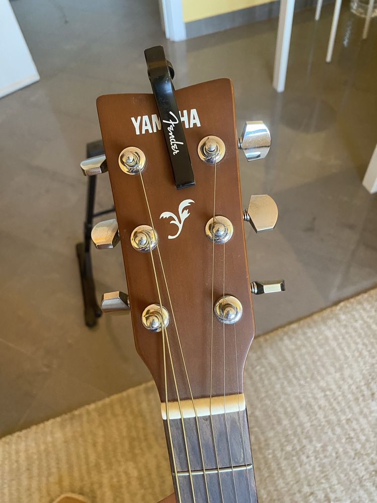 Guitarra acústica c/ suporte e capo da fender