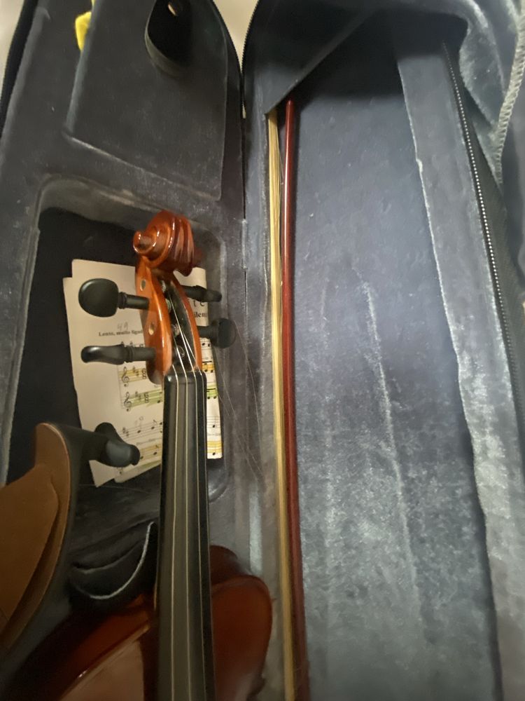 Violino a funcionar no estojo original