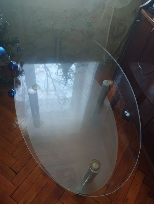 Стеклянный стол, скляний стіл