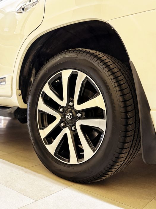 Toyota Land Cruiser 200 • 2013 • 4.5 V8 Diesel • 70th Anniversary