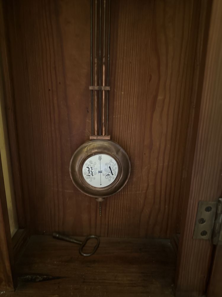 Nakręcany zegar ścienny z wahadłem