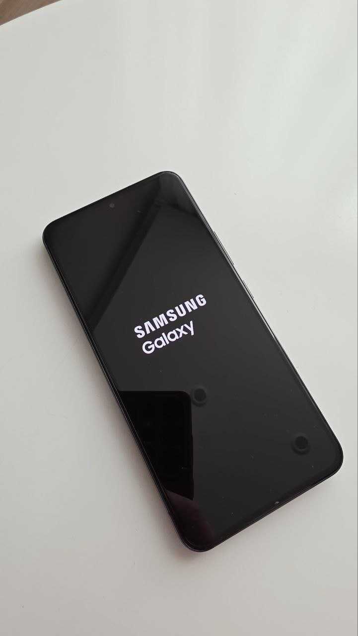 Смартфон Samsung S22 8/128