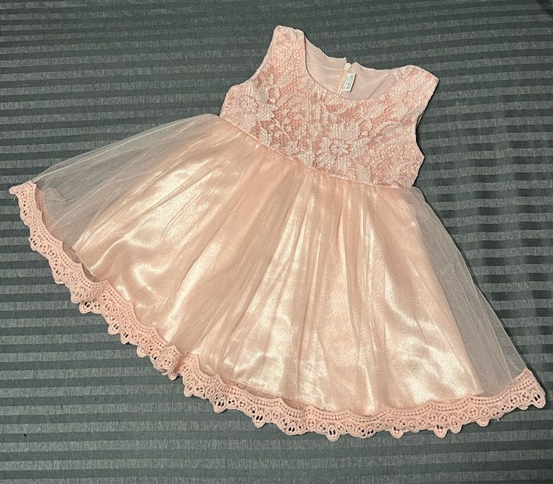 Платье нежно розовое