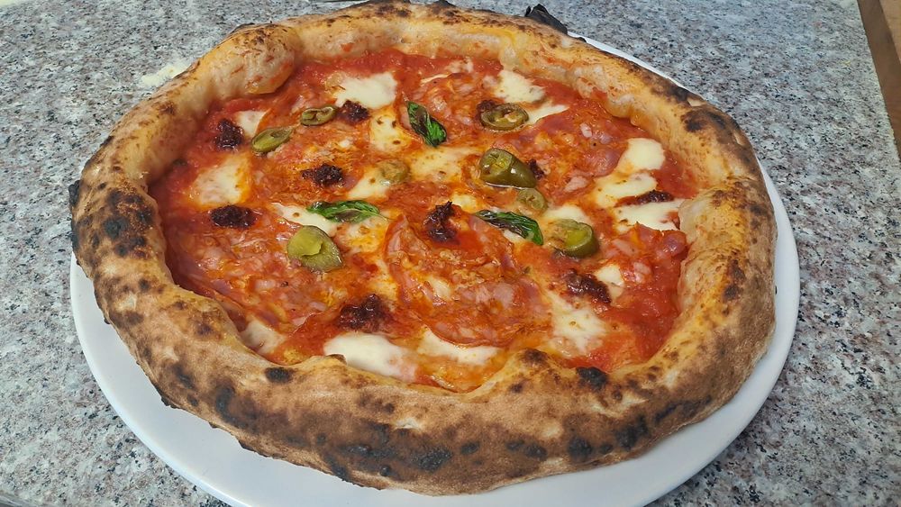 Piec do pizzy z palnikiem .  Hybryda Piec do chleba