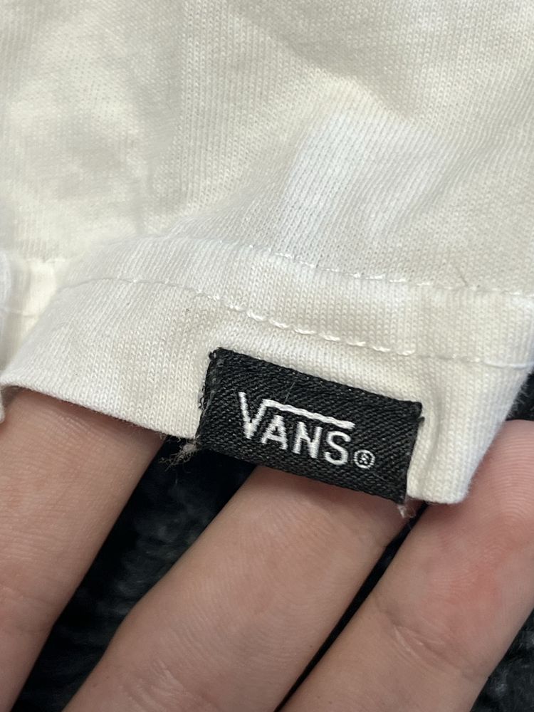 біла футболка vans