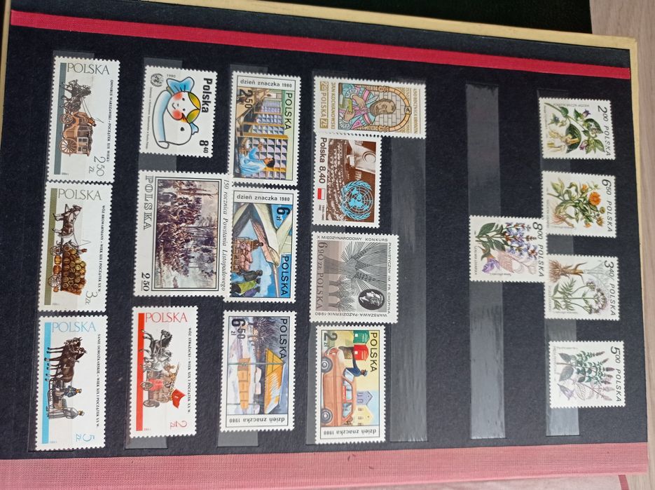 Klaser z kolekcją 496 dawnych znaczków