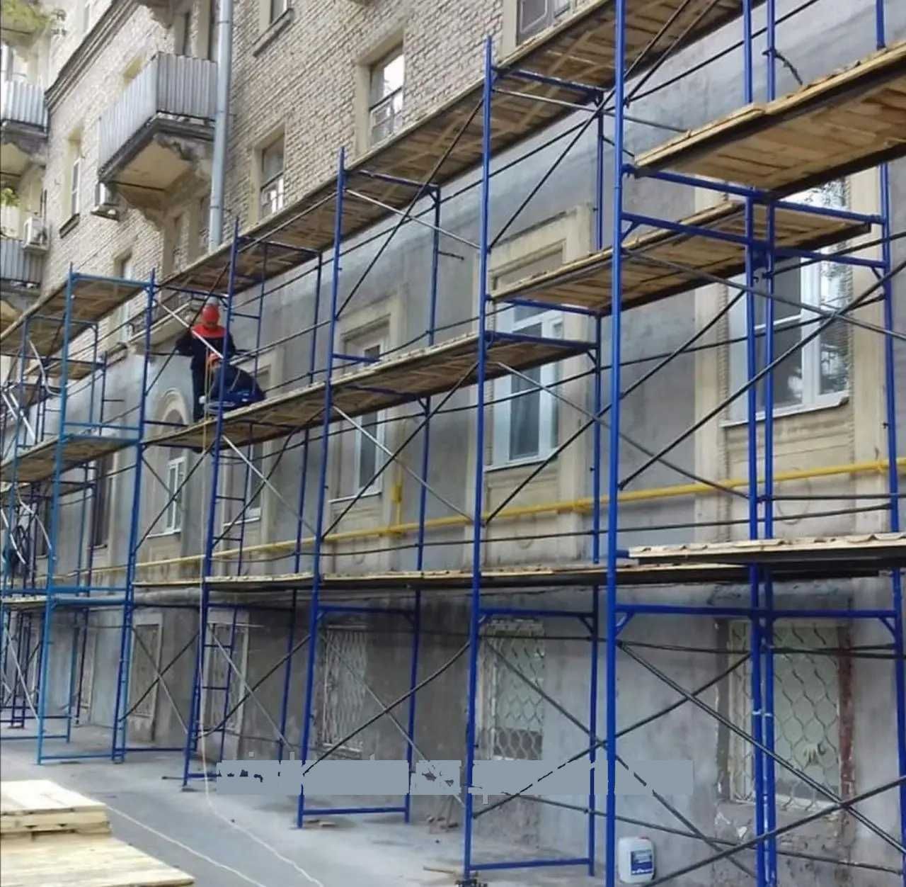 Будівельне риштування. Вишка тура. Підмосток. Строительные леса.