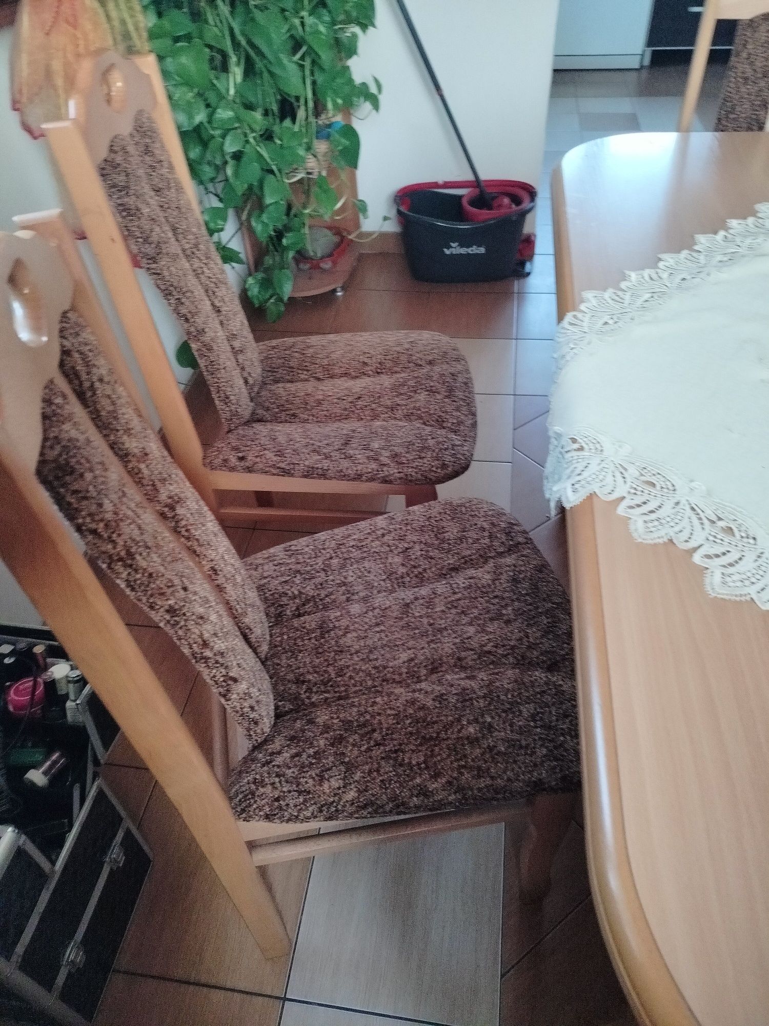 Stół i krzesła tapicerowane