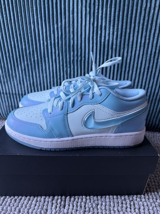 Buty damskie Jordan 1 Low SE Aquarius Blue r. 40 błękitne