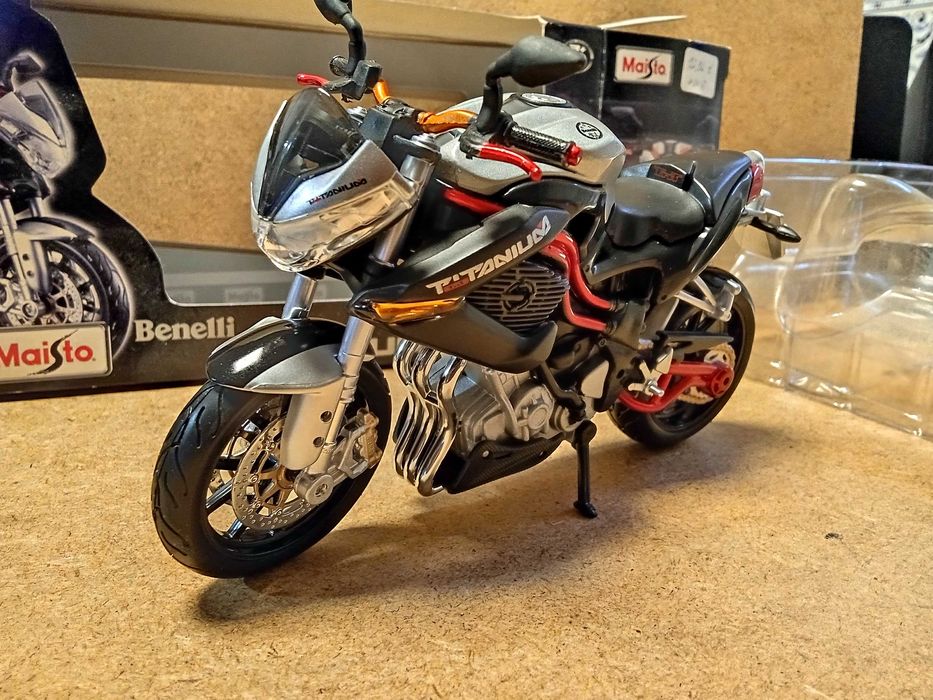 MAISTO 1/12 Motociclo Benelli Titanium
