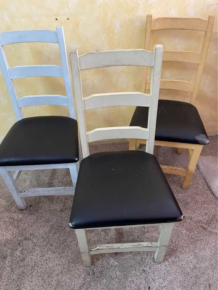 Cadeiras para desocupar 15€cada
pintada a mão 
Fundo novo  .