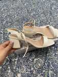 Nowe biale buty na slupku