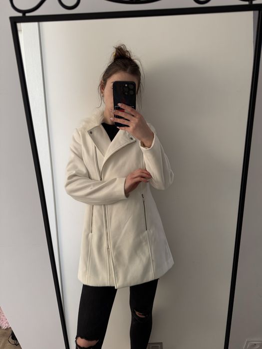 Płaszcz biały ozdobny futerkowy kołnież