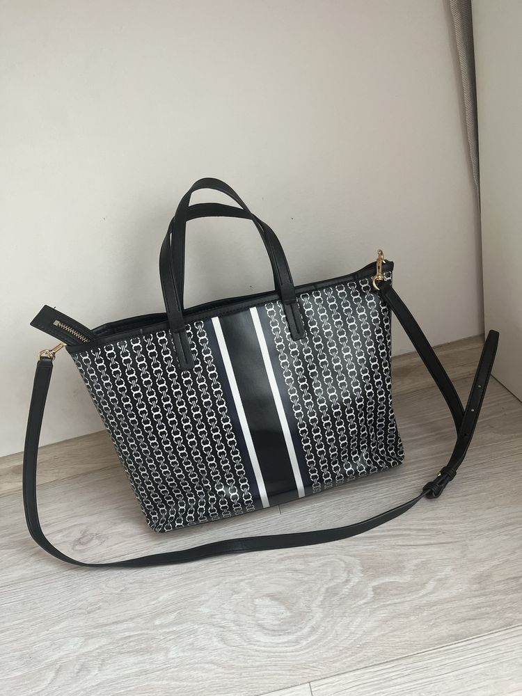 Czarna logowana torebka shopper Tory Burch Gemini Link Small Tote