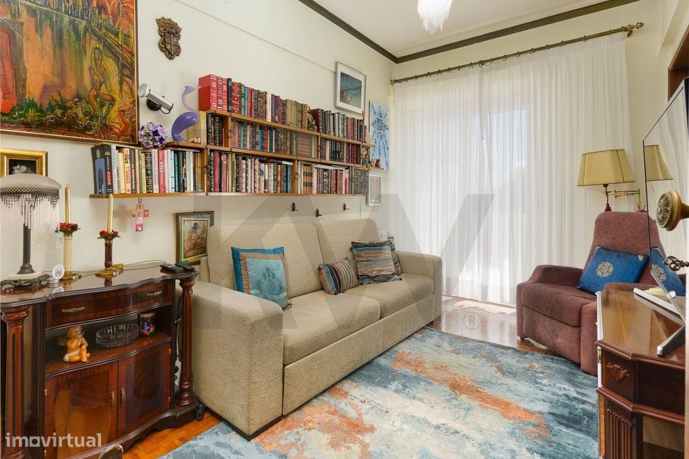 Apartamento T4 em Carnaxide – Último andar com varandas e muita luz na