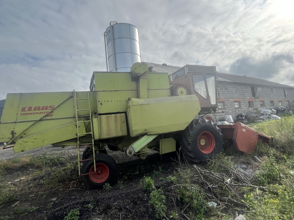 Kombajn zbożowy Class Dominator 80 z przystawką do kukurydzy