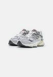 Кросівки жіночі New Balance 9060 sneakers in gray multi