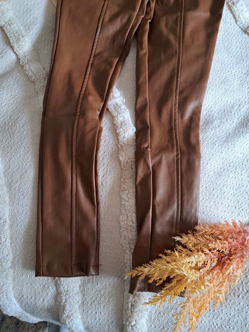 Piękne skórzane spodnie, jegginsy brązowe, rurki PrettyLittleThing 36