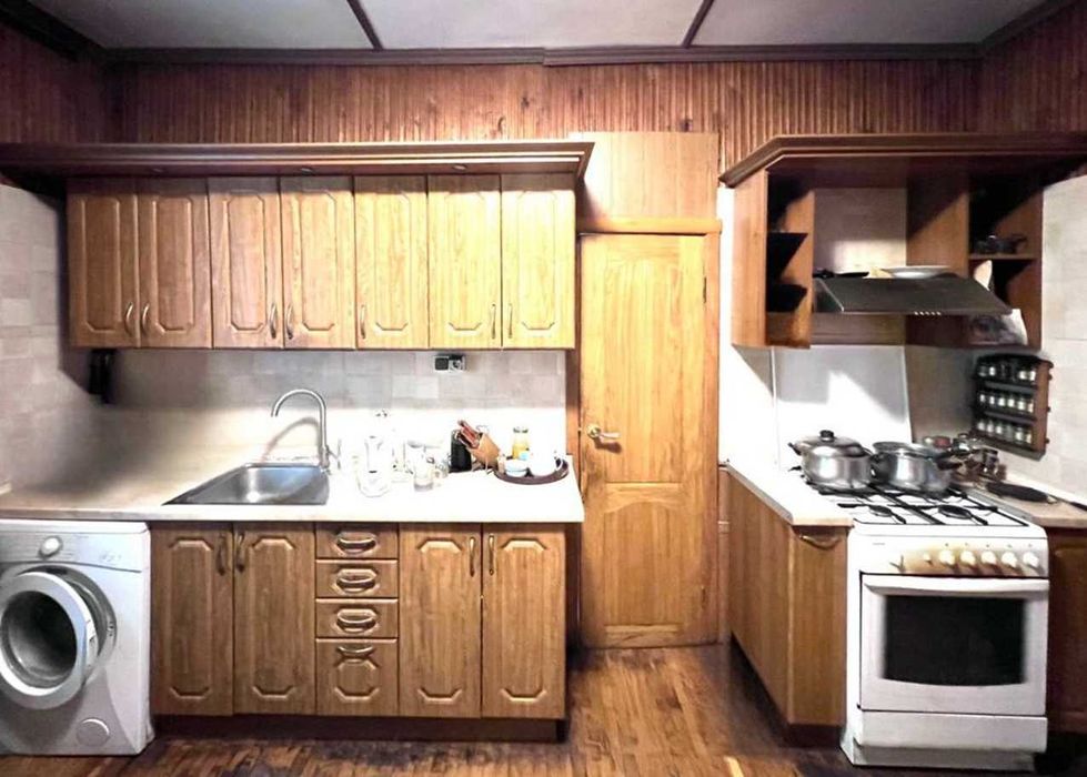 Добротний будинок поруч з озером та дубовим гаєм.Гараж,баня,підвал;газ