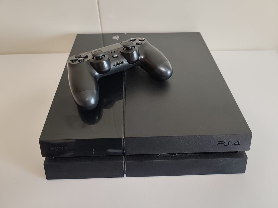 PS4 com 1 comando e 6 jogos