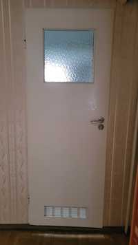Stare drzwi do łazienki lub pralni z przeszkleniem