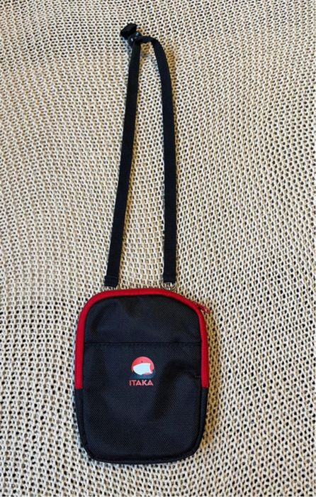 Saszetka podróżna z odpinaną smyczą, licznymi przegrodami