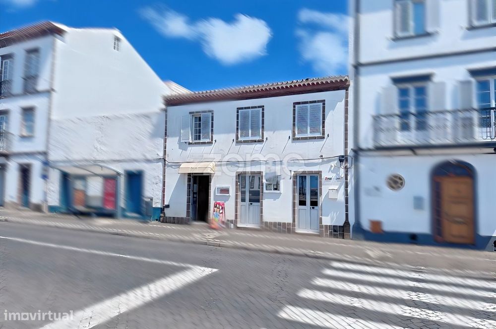 Moradia T4 com 2 Espaços de Comércio, no centro de Vila do Porto.