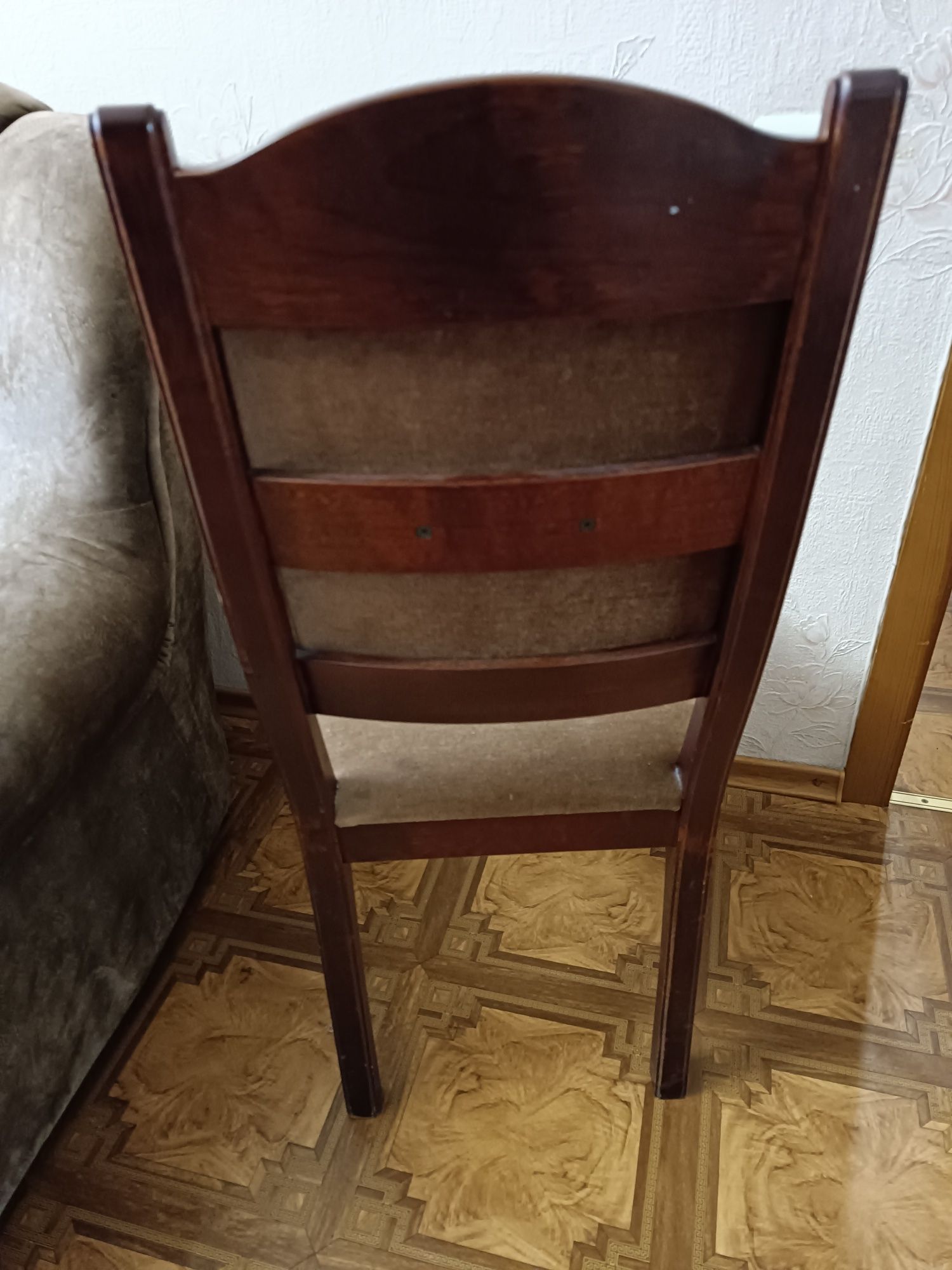 Стол деревянный и стулья