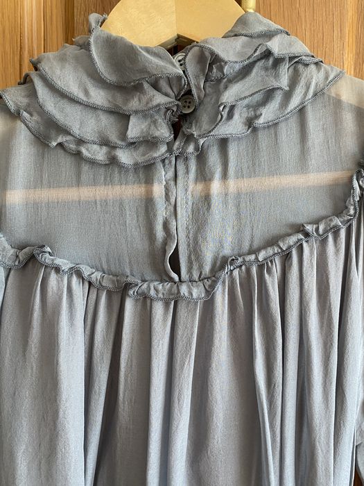 Túnica formal em tecido leve de cor cinzenta