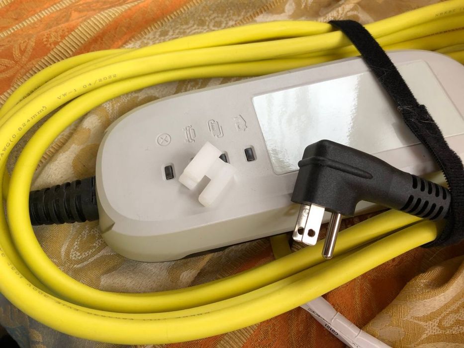 Зарядний пристрій для авто на електриці.