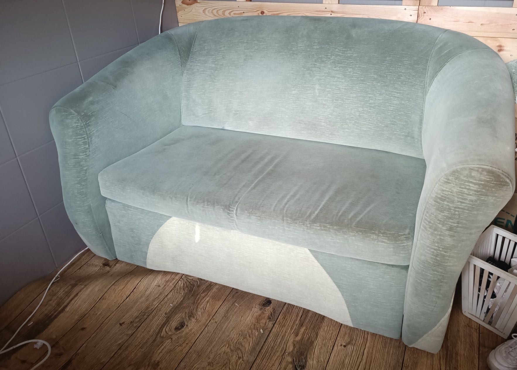 Zielona dwuosobowa sofa kanapa rozkładana spanie