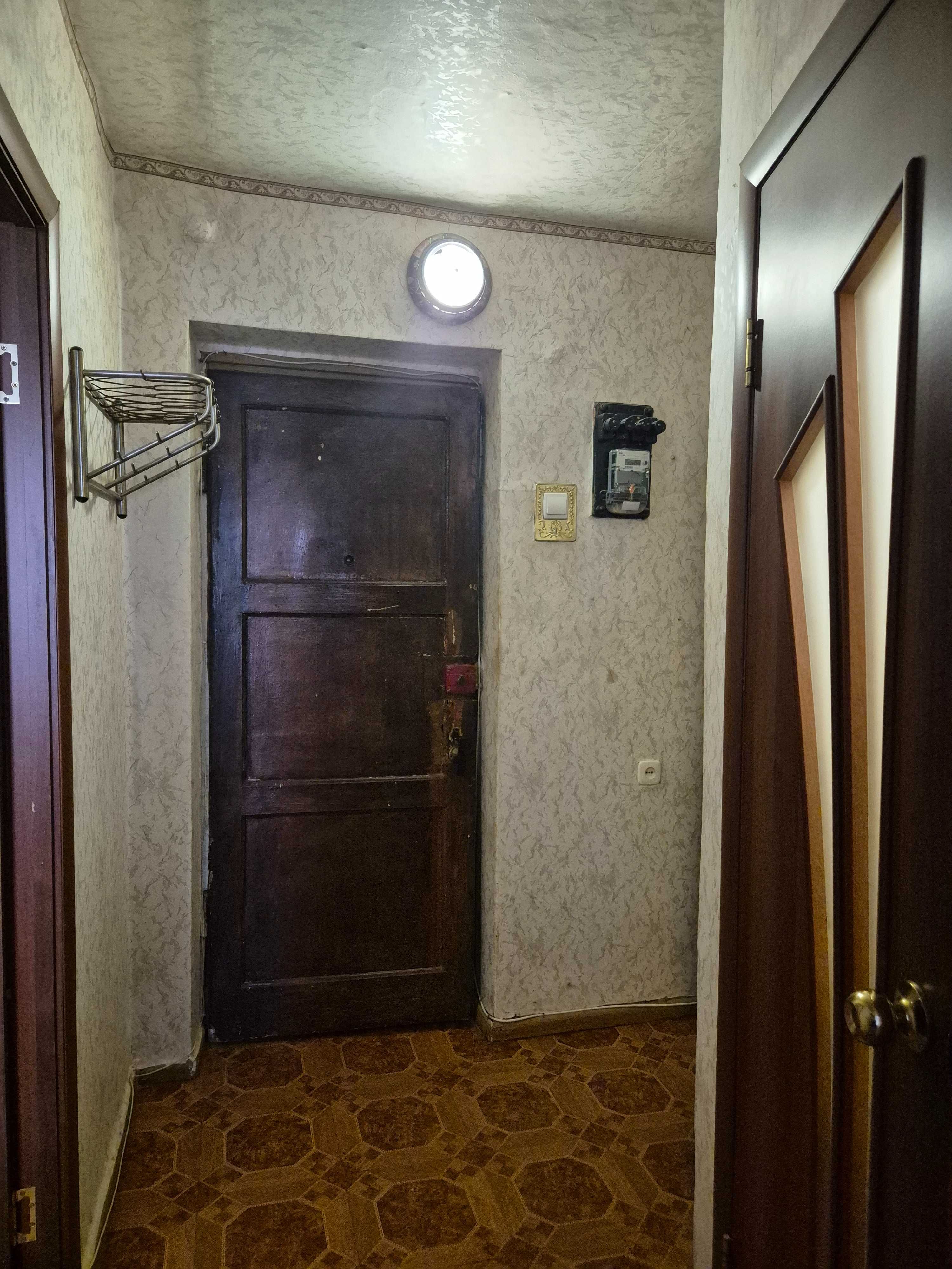 Алмазний продам 2-х кімнатну квартиру  4/5цегла кімнати окремі 45м