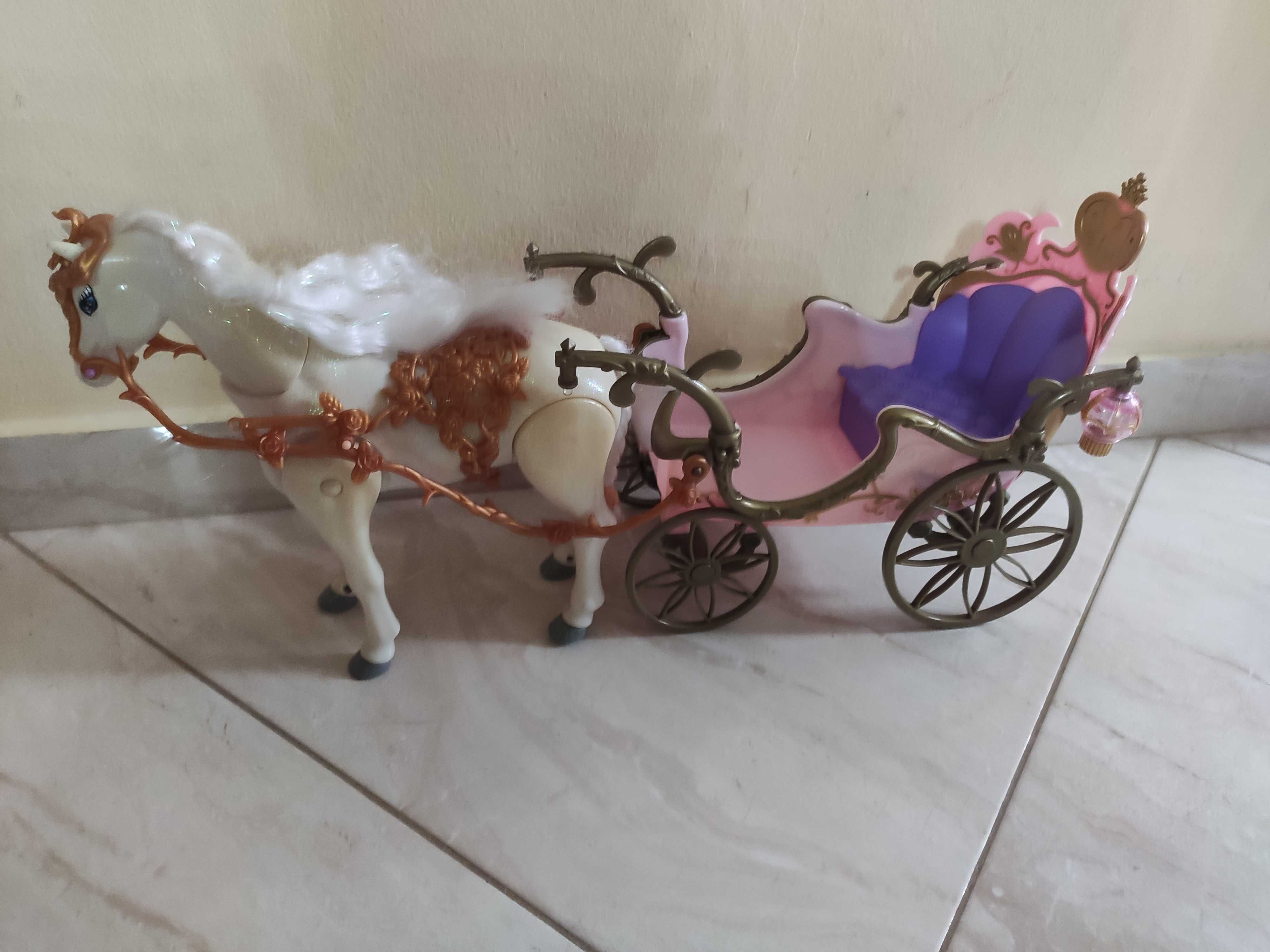 Karoca dla lalek Barbie z chodzącym koniem.