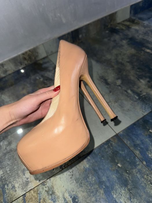 Неймовірні бежеві туфлі на каблуці підборах ysl ів сен лоран