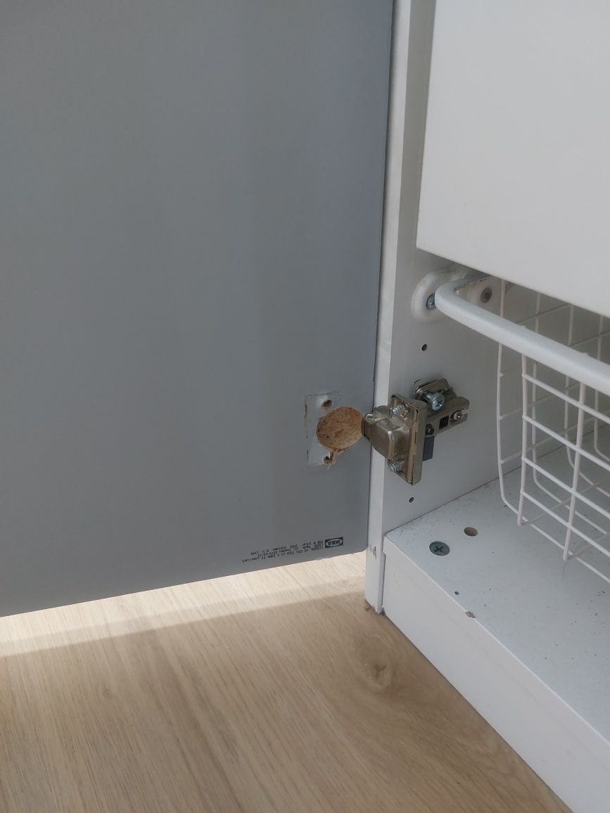 Armário IKEA branco com portas espelhadas – PRECISA DE REPAROS!!