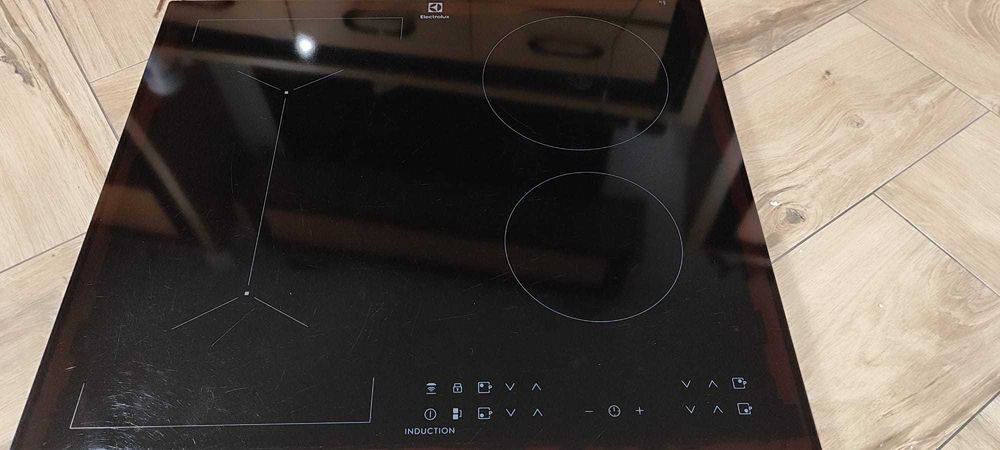 Płyta indukcyjna Electrolux LIV63431BK na części.