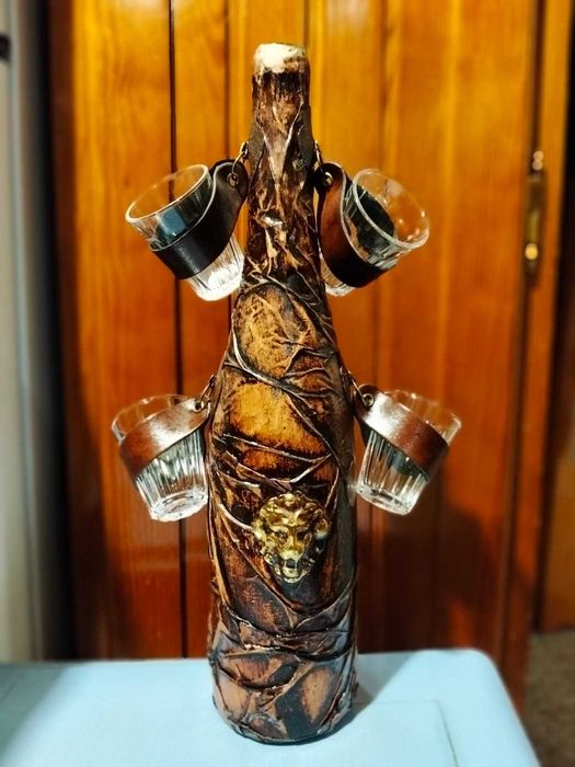 Conjunto Garrafa Decorada + 4 Copos em Suporte Artesanal