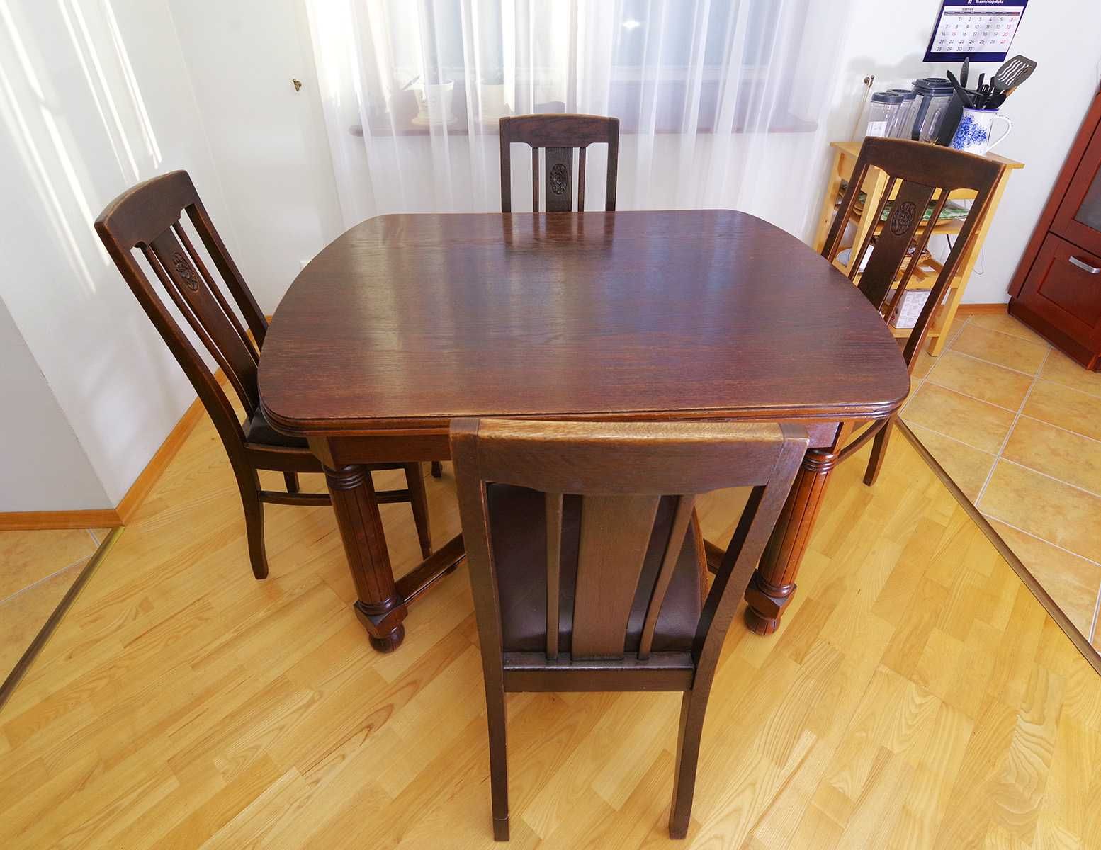 zabytkowy stół  z krzesłami
