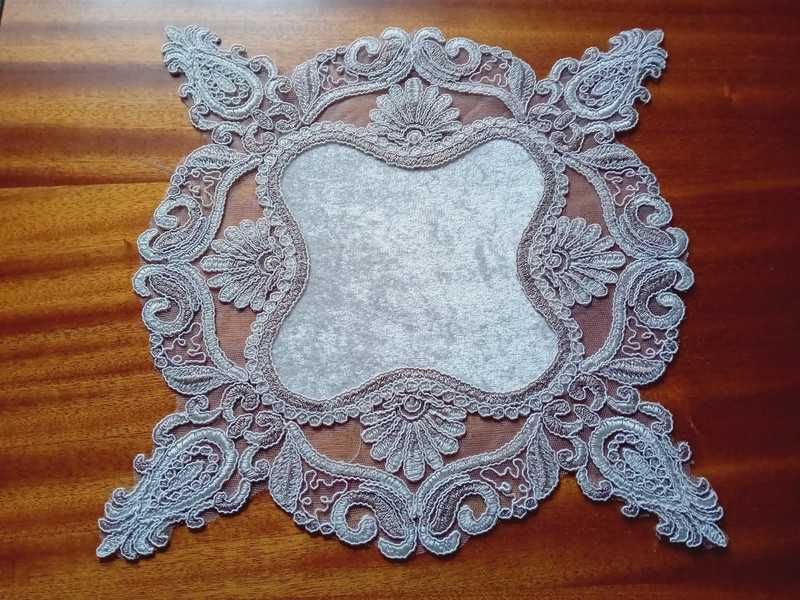 piekny komplet 4 serwetek  -25cm x25cm -JAK NOWE