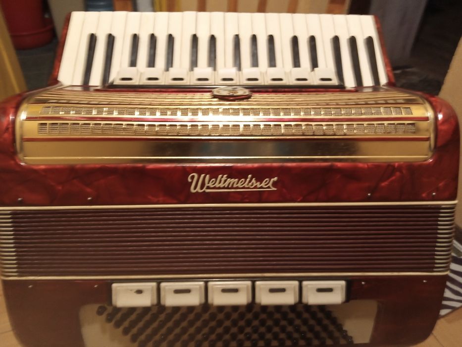 Продам аккордеон Weltmeister.