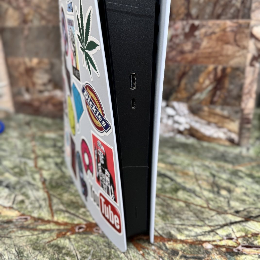 PS5 digital edition + 2 джойстика + навушники Pulse 3D + підставка