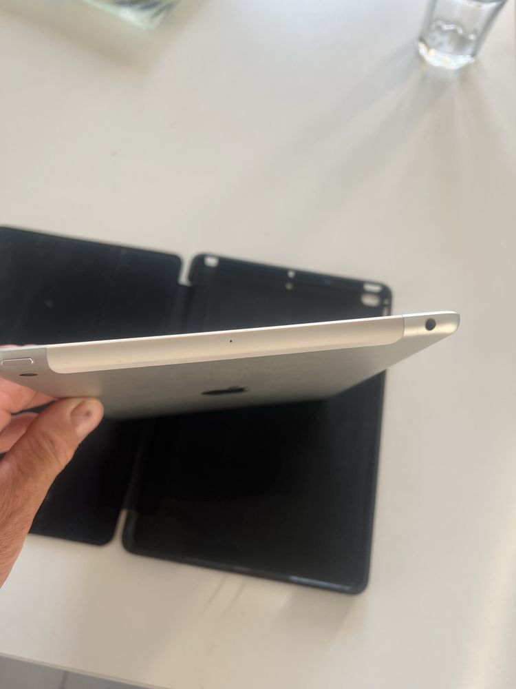 Apple iPad  5 поколение