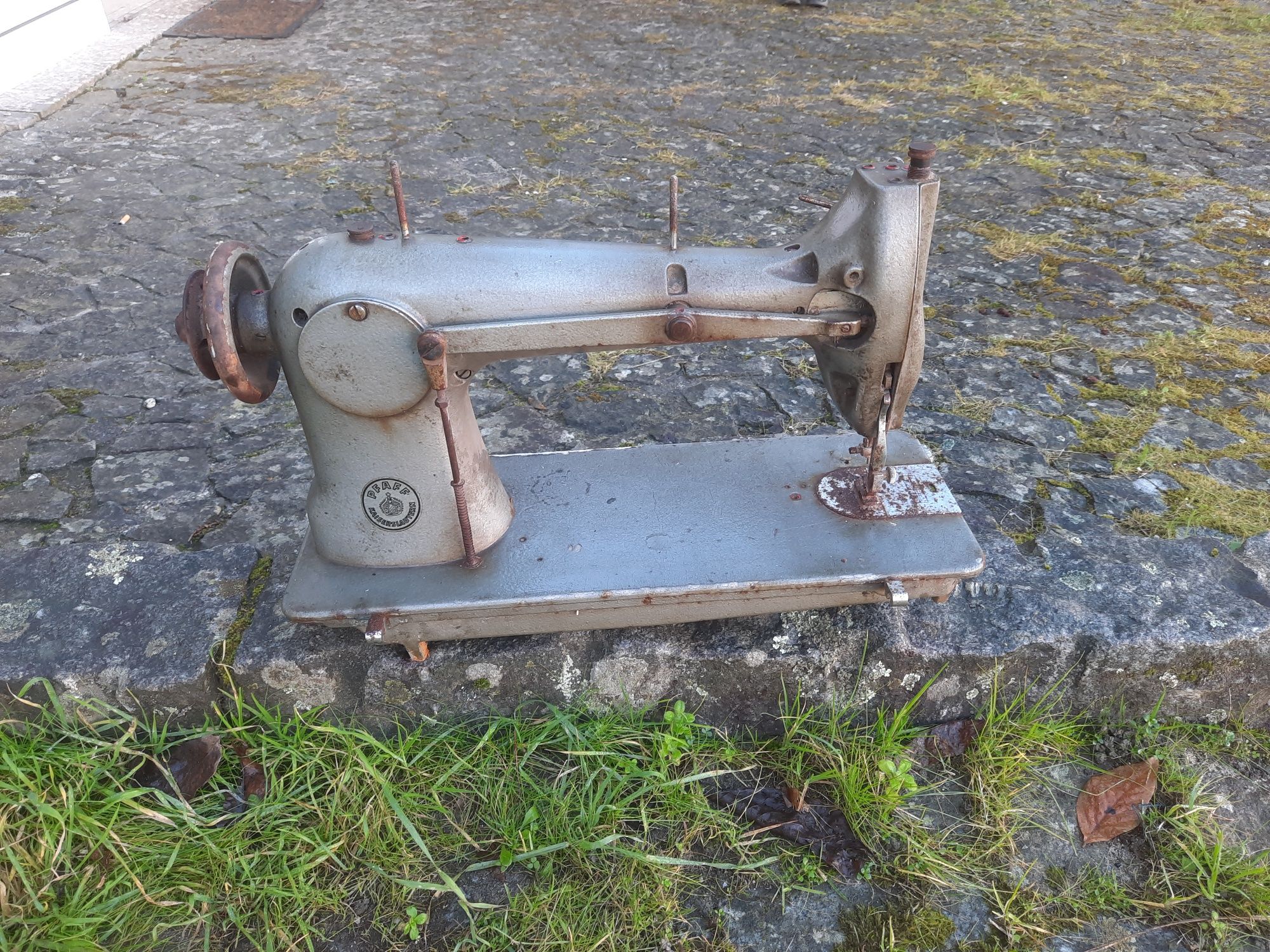 Maquina de costura da Singer, com mesa