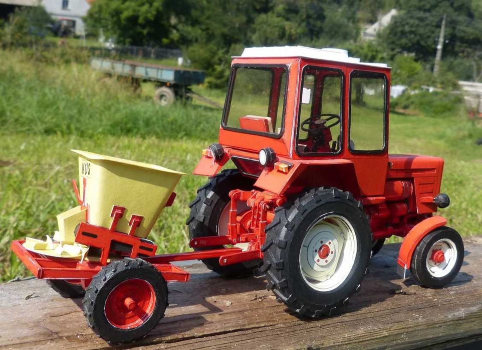 Model kartonowy traktor ciągnik Władimirec T-25A z siewnikiem KOS