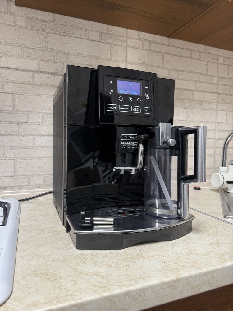 Кофемашина DeLonghi Perfecta Cappuccino ESAM 5556.b Graphic touch