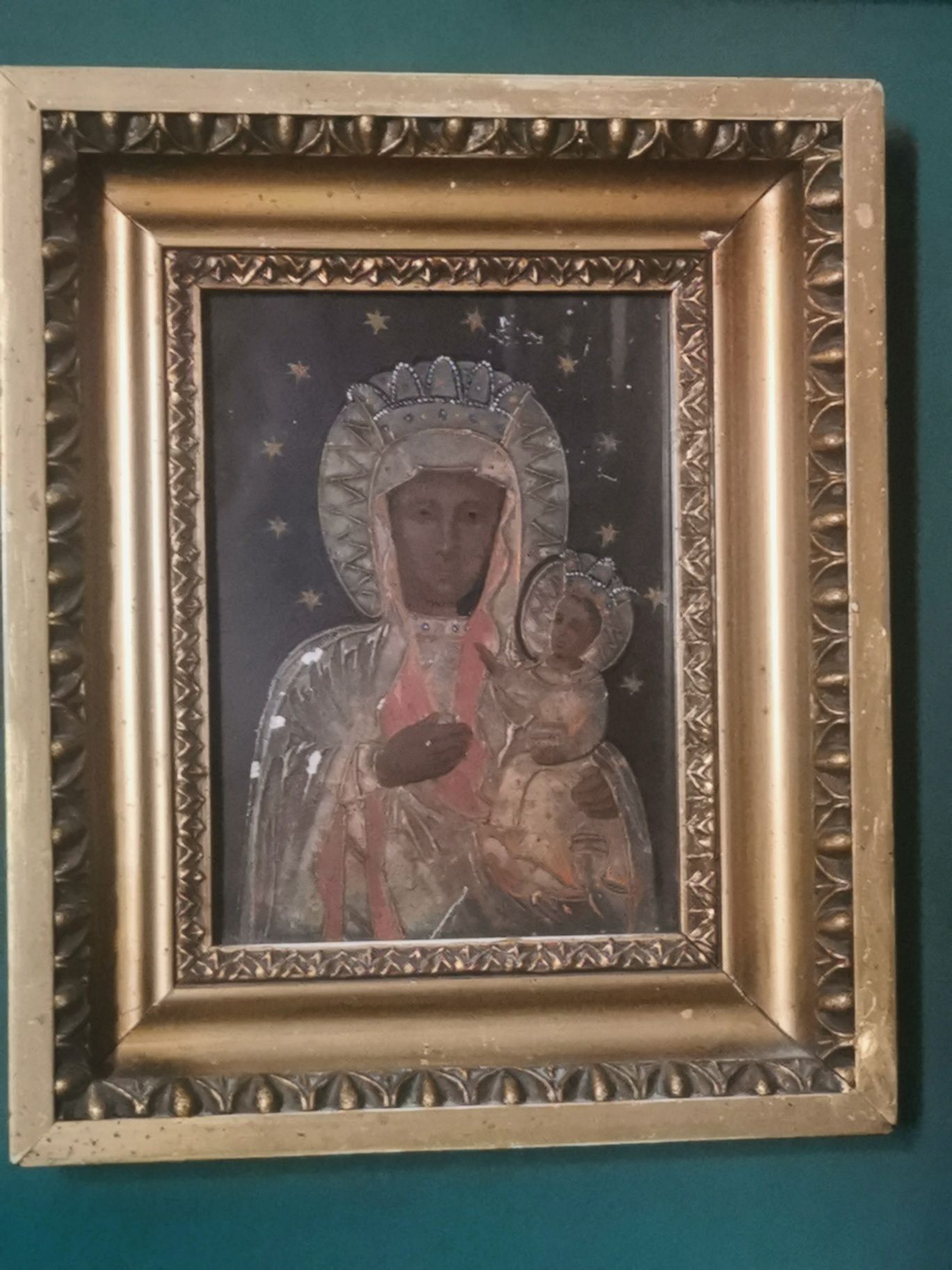 Stara ikona Matka Boska w ramie. Hodegetria. .
