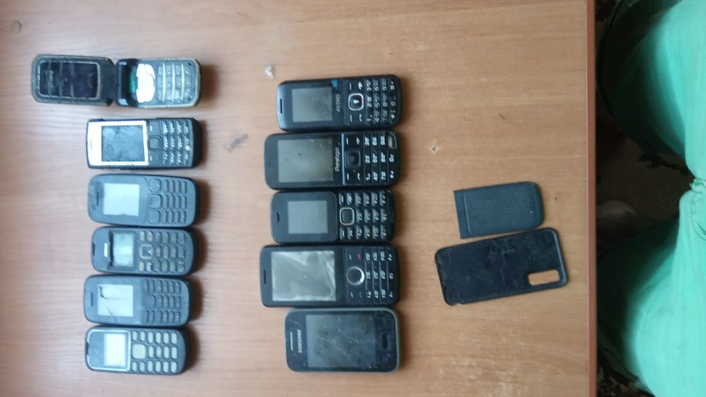 Телефони різні старі