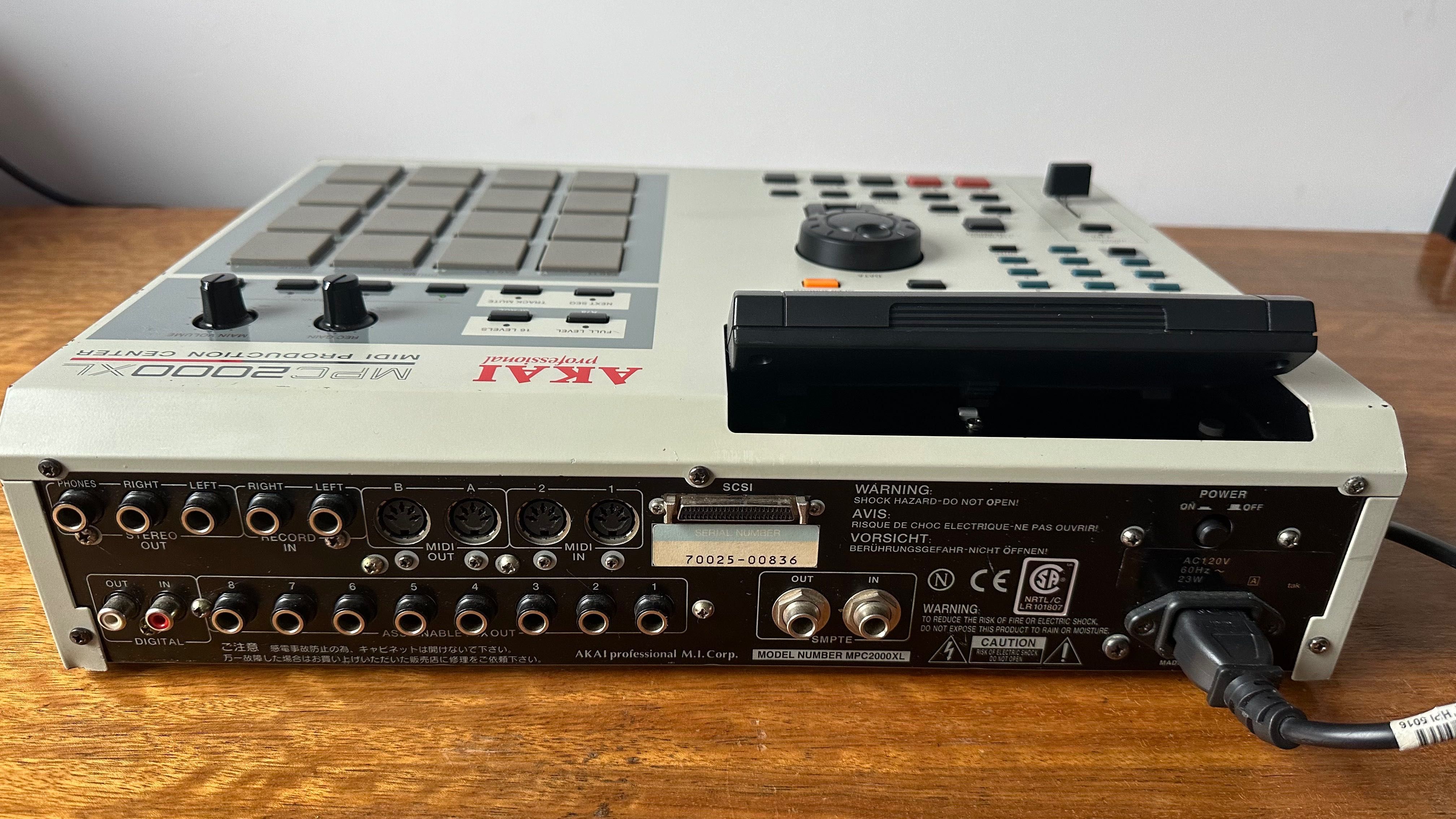 AKAI MPC 2000XL - Odnowiona - Serwisowana - 8 OUT