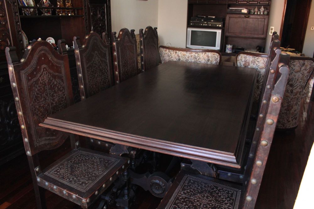 Mesa de jantar antiga em madeira + 8 cadeiras