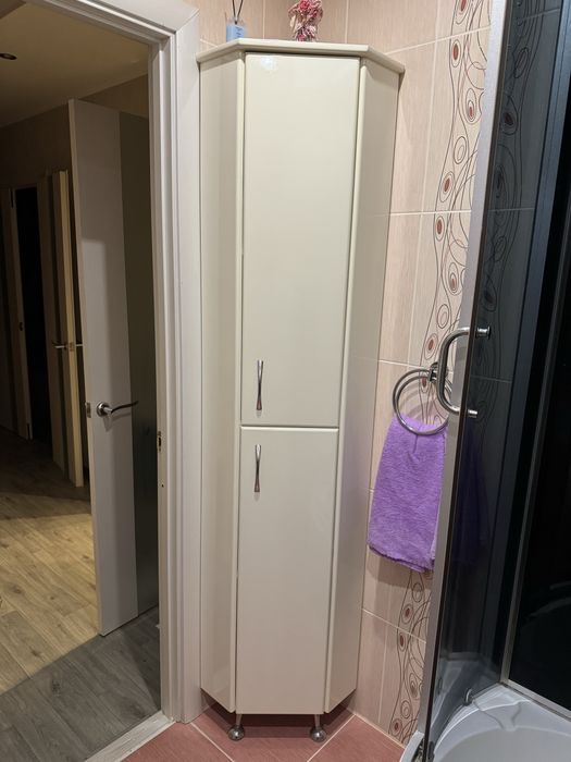 Кутовий пенал у ванну кімнату